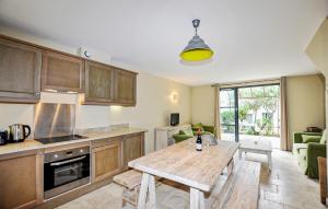 Maisons de vacances Lovely Home In Saint-Laurent-De-La-Cabrerisse : photos des chambres
