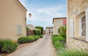Maisons de vacances Lovely Home In Saint-Laurent-De-La-Cabrerisse : photos des chambres