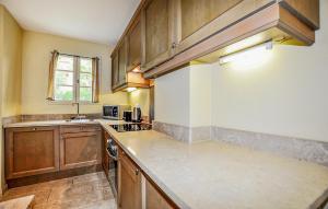 Maisons de vacances Lovely Home In Saint-Laurent-De-La-Cabrerisse : photos des chambres