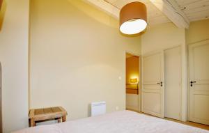 Maisons de vacances Lovely Home In Saint-Laurent-De-La-Cabrerisse : photos des chambres