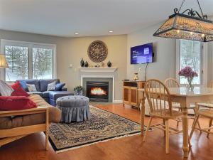 SnowDen - Pool, Gym, Hiking, Fireplace!