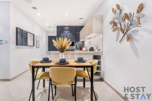 Central 1BR Apartment at Wilton Park - Host & Stay