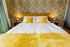 SKY PARK 1 - Luxurious #INSTAworthy Apartment in Downtown City Center with Included Parking, Best Address in Town