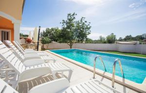 Awesome Home In Segotici