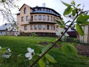A Tranquil Oasis, Lakeview Home in Lapes Kaunas
