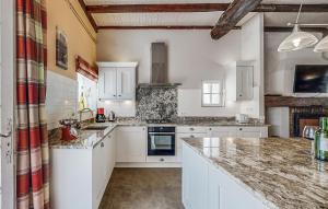 Maisons de vacances 4 Bedroom Stunning Home In Escos : photos des chambres