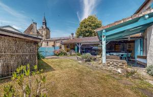 Maisons de vacances 4 Bedroom Stunning Home In Escos : photos des chambres