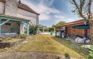 Maisons de vacances 4 Bedroom Stunning Home In Escos : photos des chambres