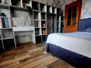 Between Lake and Sea