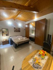 La Corte dei Torri loft on the lake