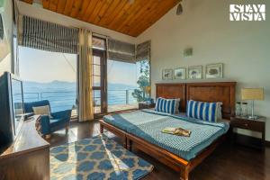 StayVista at Hillcrest Villa with Valley View, Bonfire and Heater