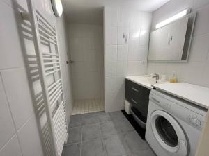 Maisons de vacances Charmante Maison de Vacances avec Piscine, Proche Plage et Commerces - FR-1-324A-43 : photos des chambres