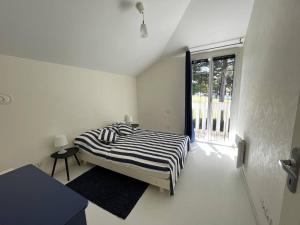 Maisons de vacances Charmante Maison de Vacances avec Piscine, Proche Plage et Commerces - FR-1-324A-43 : Maison de Vacances