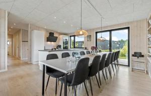 Lovely Home In Glesborg With Wifi