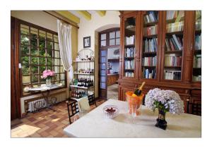 B&B / Chambres d'hotes Villa Aimee Luxury Apartments with Heated Pool : photos des chambres