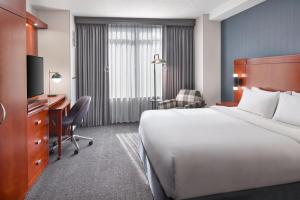 King Room with Sofa Bed room in Courtyard by Marriott Washington D.C./Foggy Bottom