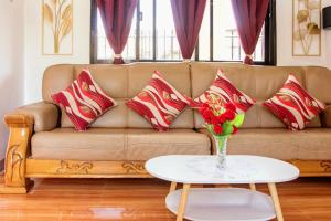 Home Away From Home 2BR Apartment 6 Minutes Drive to Grand Mall WiFi, Netflix & Free Parking