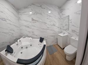 Estudio FAMILIAR con JACUZZI doble