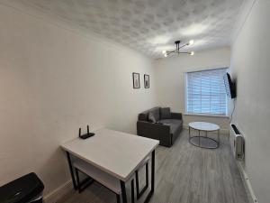 Modern & Stylish 1 bedroom flat in Bridgend town