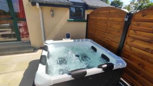 Maisons de vacances Broceliande calme breton, spa, wifi, amazon-disney tv, 4 lits, Freebox revolution,draps, cafe, the : photos des chambres