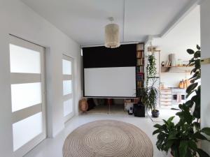 Urokliwy Azyl w Mieście: Komfort i Spokój, Projektor i HI-FI, 6 Minut Kolejką do Centrum.