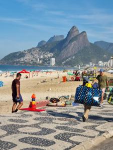 Quarto Deluxe e banheiro privativo c vista livre e perto das PRAIAS IPANEMA LEBLON ARPOADOR COPACABANA e do CRISTO REDENTOR do BONDINHO PÃO AÇUCAR ETC Chegando mais cedo que o Check-in do meio-dia, deixe suas malas, idem no Check-out das 10h manhã