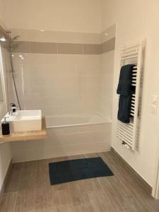 Appartements Appartement climatise au coeur de la Provence lac et parcs d-attractions 10mn Avignon : Appartement 2 Chambres