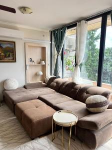 Kazanlak DOWNTOWN Central Apartment Guesthouse with Full Kitchen, Panoramic Views, Self Check-in & Free Parking, Best Value!