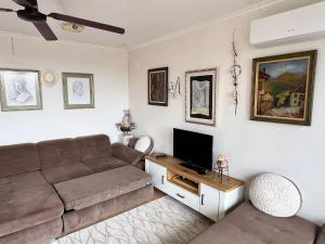 Kazanlak DOWNTOWN Central Apartment Guesthouse with Full Kitchen, Panoramic Views, Self Check-in & Free Parking, Best Value!