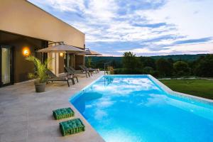 Residence Villa Manuela - Pool & Jacuzzi - Batlug