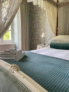 B&B / Chambres d'hotes Le Manoir aux Volets Verts with Hot Tub : photos des chambres