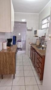 Relaxe na praia da Vila Guilhermina com 2 dorm na Praia Grande