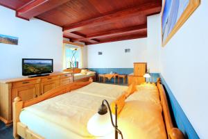 Triple Room with Balcony room in Pension Silva