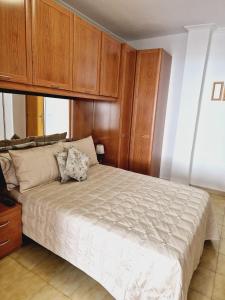 La Casa de Verónica - Serene Apartment with Shared Pool, Steps from the Beach