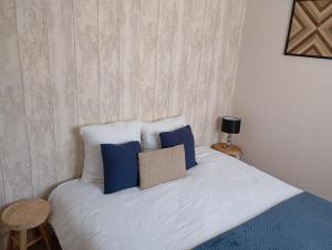 Les meubles de Louis-Marie, 2 appartements independants pour 4 personnes, 8 personnes au total, proche du Puy du Fou : photos des chambres
