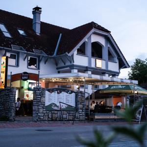 Pizza Sztori Apartman - 3hvězdičkové hotely ve městě Balatonmáriafürdő