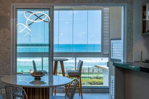 A13 - APARTAMENTO BEIRA MAR NA PRAIA DE BOMBAS 02 SUÍTES