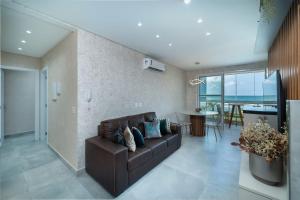 A13 - APARTAMENTO BEIRA MAR NA PRAIA DE BOMBAS 02 SUÍTES