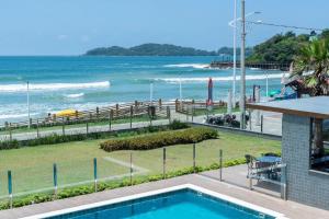 A13 - APARTAMENTO BEIRA MAR NA PRAIA DE BOMBAS 02 SUÍTES