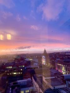 Winners of 2025 traveller Award, Elegant two bedroom city central apartment with Netflix & WiFi
