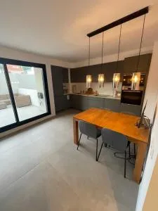 Apartamento de una habitación con terraza grande cerca de Barcelona - Badalona