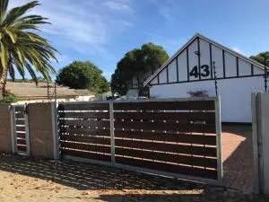 MELJAA GROUP Guesthouse - Blomtuin