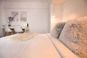 White Heaven - Stylish 9th-Floor Apartment with City Views