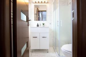 White Heaven - Stylish 9th-Floor Apartment with City Views