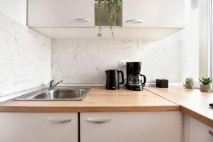 White Heaven - Stylish 9th-Floor Apartment with City Views