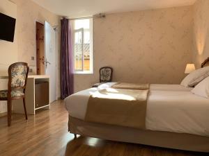 Hotels AUBERGE DU PORCHE : photos des chambres