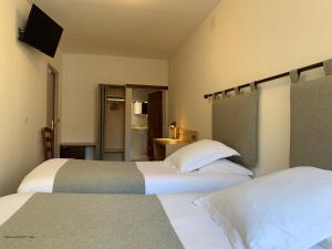 Hotels AUBERGE DU PORCHE : photos des chambres