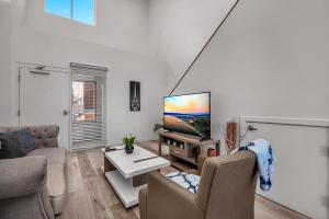 Modern 1-Bedroom Loft in Hollywood with Parking, WiFi & Hollywood Sign View