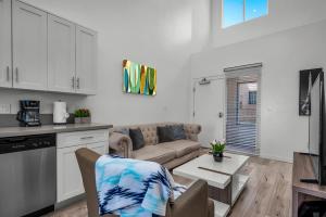 Modern 1-Bedroom Loft in Hollywood with Parking, WiFi & Hollywood Sign View