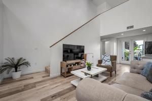 Modern 1-Bedroom Loft in Hollywood with Parking, WiFi & Hollywood Sign View